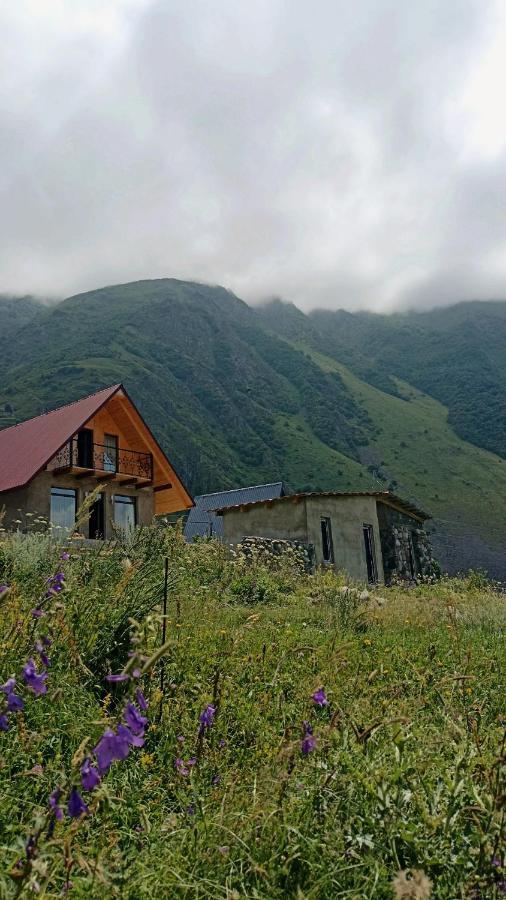 קזבגי Mountain Flower Cottage מראה חיצוני תמונה